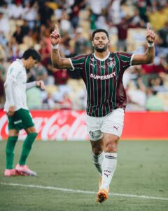 Fluminense remontó y venció 3-2 a Palmeiras, un resultado que vuelve a darle a Flamengo una oportunidad para acercarse a la cima del Brasileirão.