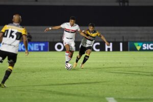 Criciúma continúa líder del Brasileirão Serie B, Juventude quedó a dos puntos y Vila Nova goleó 6-0. Así quedaron la tabla, los goleadores y las zonas de ascenso y descenso tras la jornada 23.