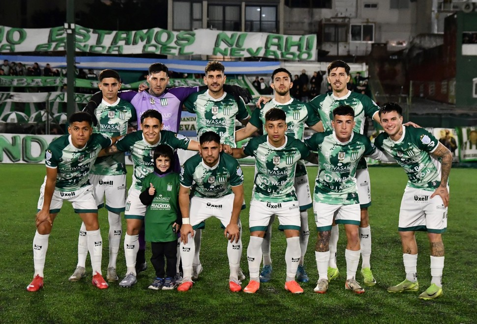 Excursionistas llegó a 62 puntos y se afirmó como líder de la Primera B, mientras Laferrere volvió al Reducido y Defensores Unidos se alejó del descenso.