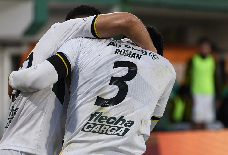 Defensa y Justicia derrotó 2-1 a Newell’s, recuperó su identidad y volvió a mostrar intensidad y protagonismo en Florencio Varela.