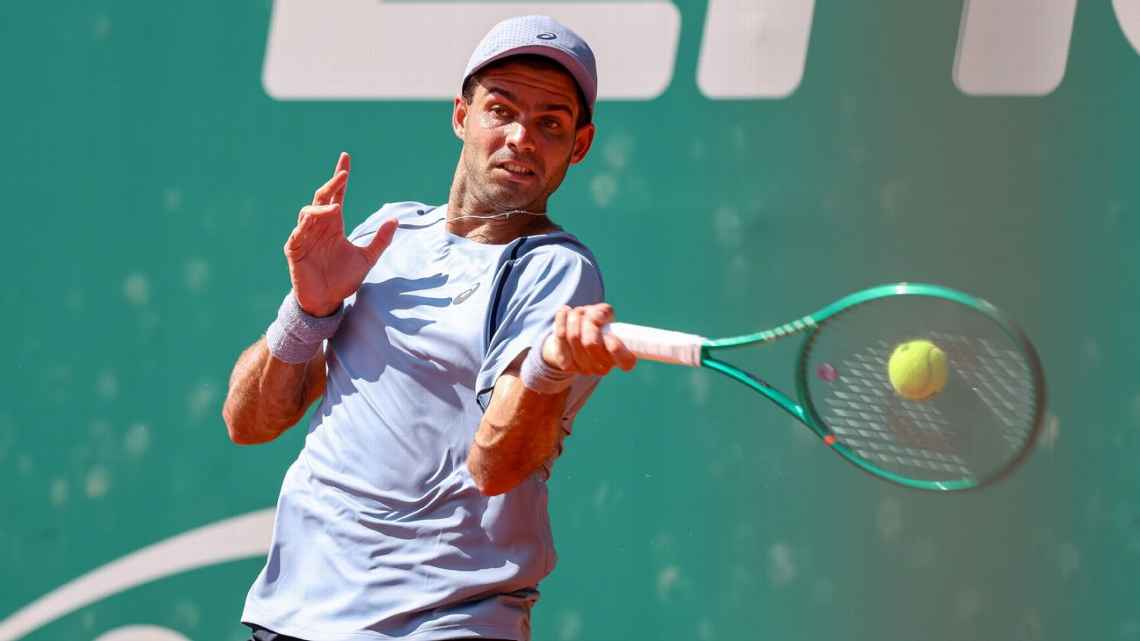Facundo Díaz Acosta se coronó campeón, Kristina Liutova ganó su primer título WTA y la lluvia suspendió las finales de Washington.