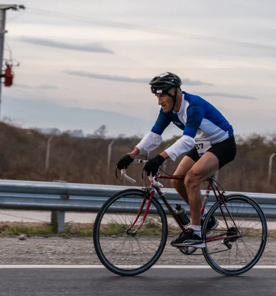 Final del Campeonato Regional de Duatlón 2026 en Salta con atletas compitiendo en el Parque Bicentenario