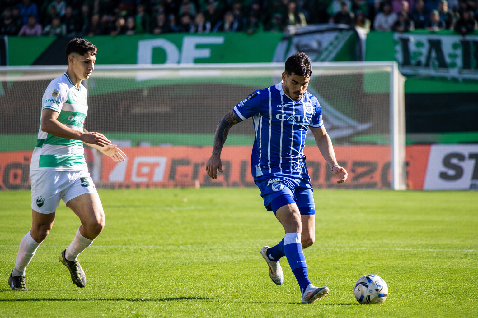 Ferro y Gimnasia de Jujuy conservaron el liderazgo, pero sus derrotas reabrieron la pelea por el ascenso en la Primera Nacional.