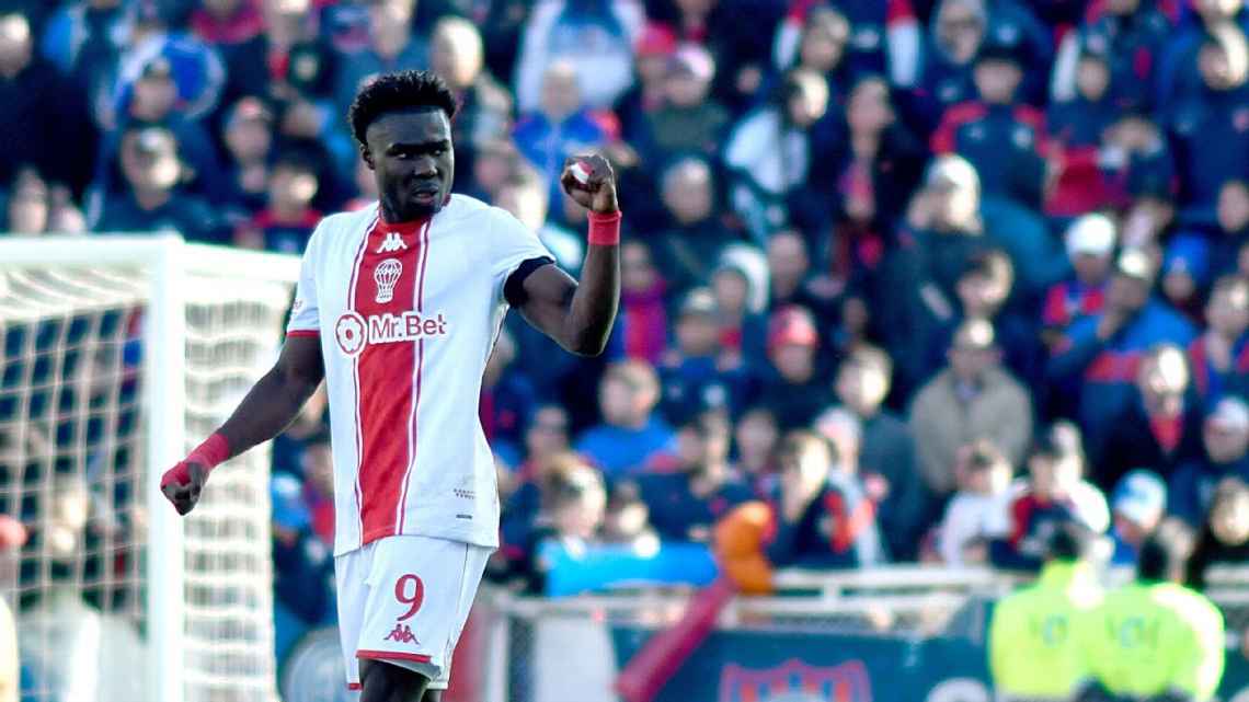 Con dos goles de Jordy Caicedo, Huracán derrotó 2-0 a San Lorenzo y volvió a festejar un clásico en el Nuevo Gasómetro después de 25 años.