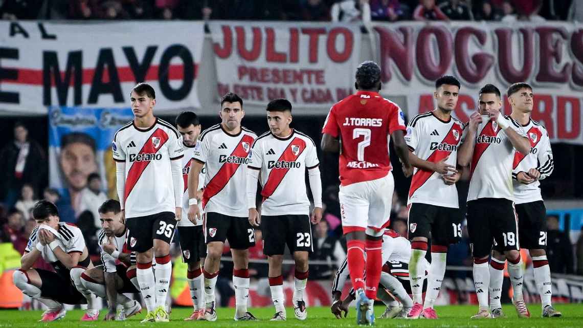 River quedó afuera de la Copa Sudamericana 2026 tras caer 8-7 por penales ante Independiente Santa Fe en el Monumental.