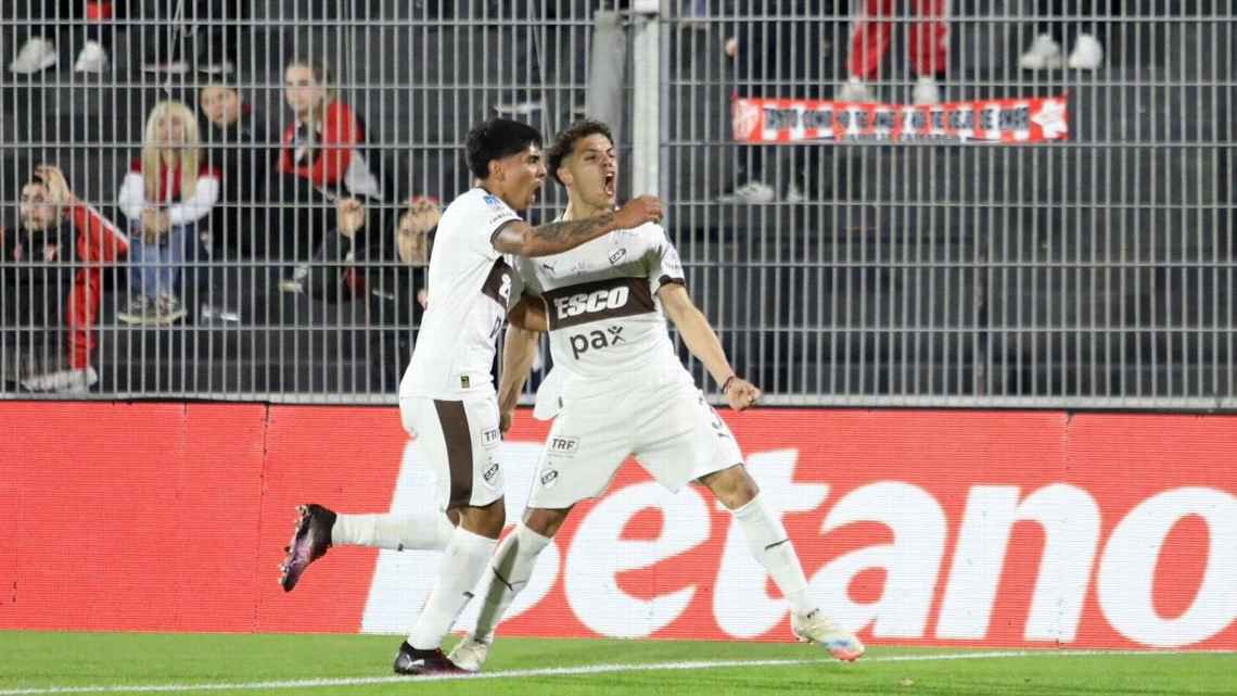 Cozzani atajó tres penales, Platense eliminó a Instituto y se metió entre los ocho mejores de la Copa Argentina.