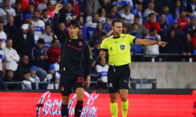 Estudiantes goleó 3-0 a Universidad Católica en Chile y avanzó a cuartos de la Copa Libertadores con goles de Correa y Carrillo.