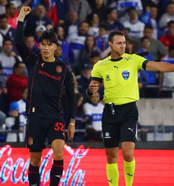 Estudiantes goleó 3-0 a Universidad Católica en Chile y avanzó a cuartos de la Copa Libertadores con goles de Correa y Carrillo.