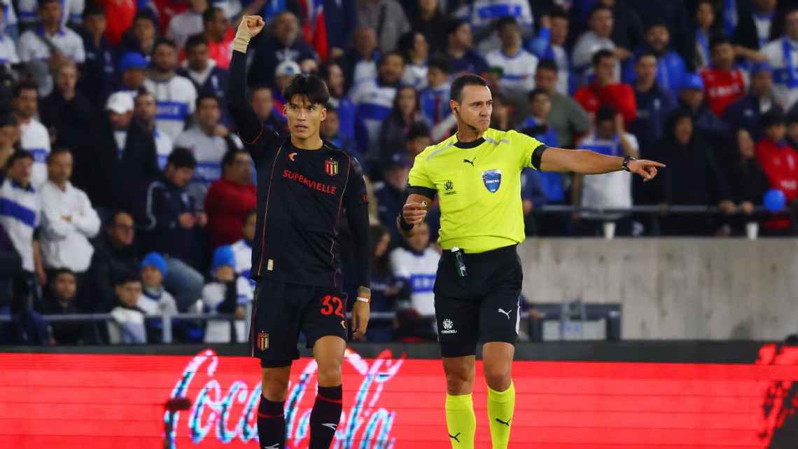 Estudiantes goleó 3-0 a Universidad Católica en Chile y avanzó a cuartos de la Copa Libertadores con goles de Correa y Carrillo.
