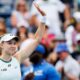 Rybakina sobrevivió en tres sets, Osaka eliminó a Fernandez y Bencic terminó con la gran racha de Eala en Toronto.