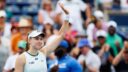 Rybakina sobrevivió a Osaka en tres sets y Gauff avanzó por walkover para completar las semifinales del WTA Toronto.