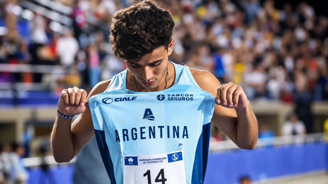 Matías Reynaga ganó la plata en los 10.000 metros de Santa Fe 2026 con 28:26.17 y le dio a Argentina su primera medalla en atletismo.