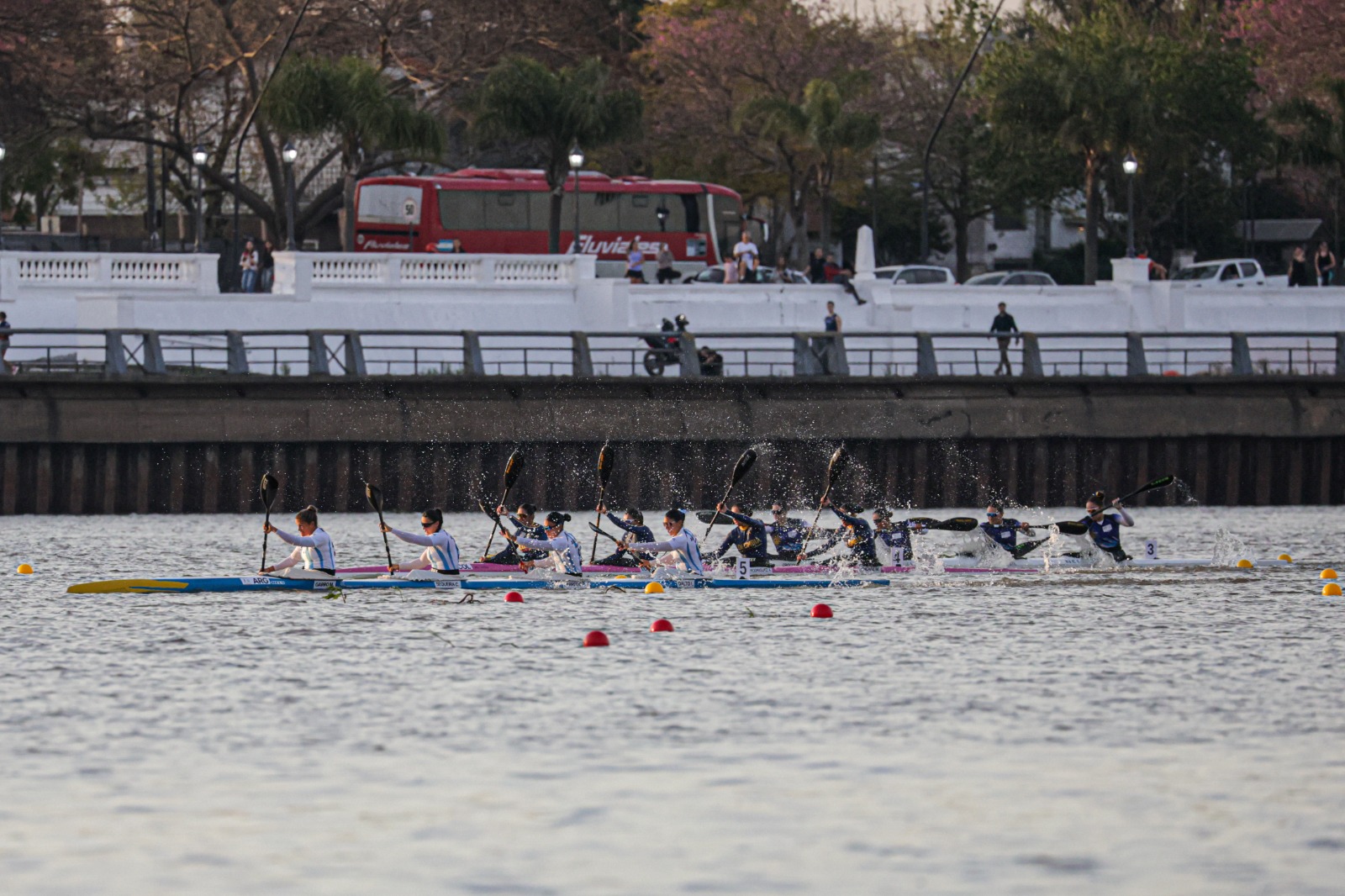 Las Carpinchas conquistaron el oro del K4 500 metros femenino y celebraron una medalla marcada por la amistad, el esfuerzo y el apoyo del público.