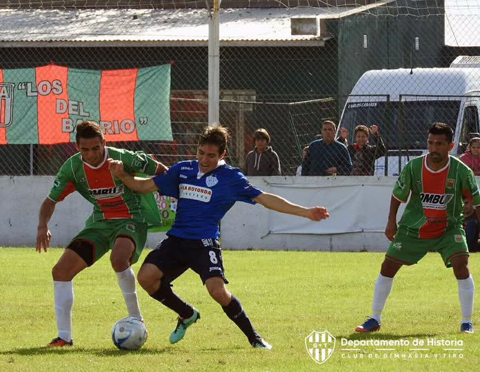 Gimnasia y Tiro perdió 1-0 en Carlos Casares con un penal polémico a los 45 del segundo tiempo. El Albo sigue en Reducido, pero cayó al séptimo lugar.