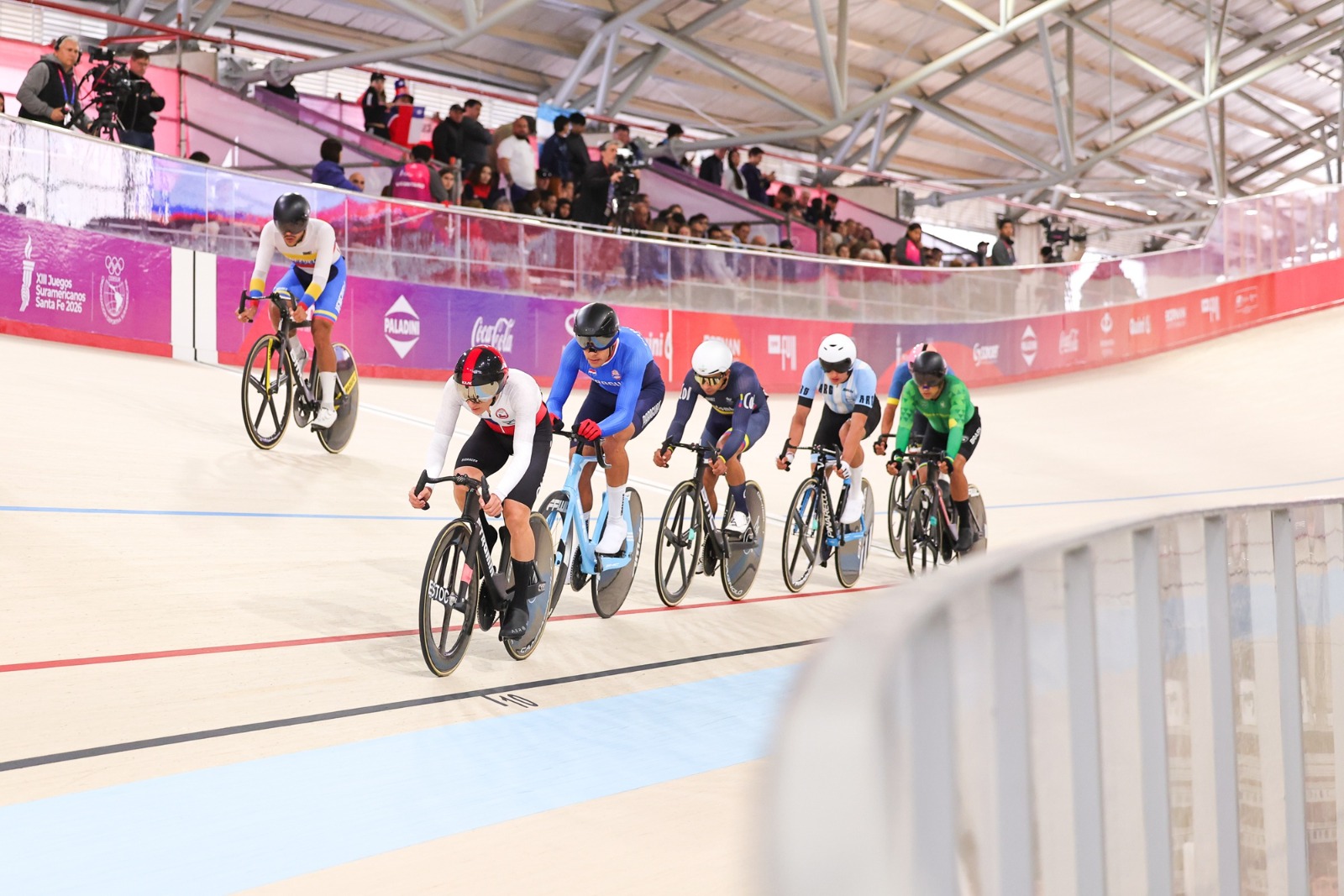 Leangel Linarez apeló a la estrategia y la resistencia para remontar el Ómnium masculino y conquistar el oro en el Invencible Velódromo de Rafaela.