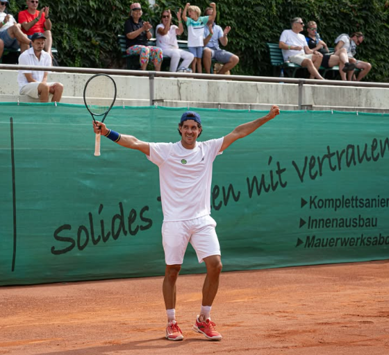 Facundo Mena dio vuelta un partido increíble ante Max Alcalá Gurri por 0-6, 6-0 y 6-2 y avanzó a cuartos del Challenger de Porto.