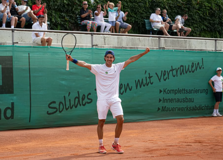 Facundo Mena dio vuelta un partido increíble ante Max Alcalá Gurri por 0-6, 6-0 y 6-2 y avanzó a cuartos del Challenger de Porto.