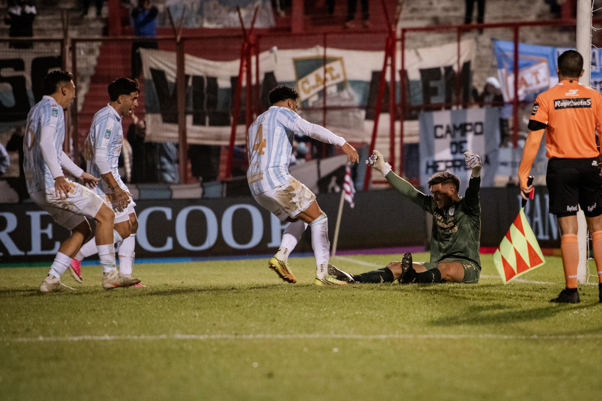 Atlético Tucumán empató 1-1 con Independiente Rivadavia y ganó 3-2 por penales para seguir adelante en la Copa Argentina.