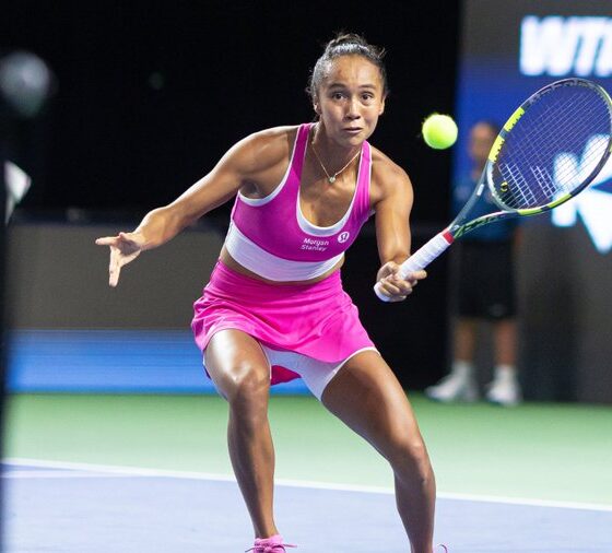 Leylah Fernández debutó con victoria en el WTA 500 de Singapur, mientras Sasnovich eliminó a Kasatkina y Chwalinska comenzó con triunfo.