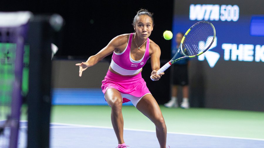 Leylah Fernández debutó con victoria en el WTA 500 de Singapur, mientras Sasnovich eliminó a Kasatkina y Chwalinska comenzó con triunfo.