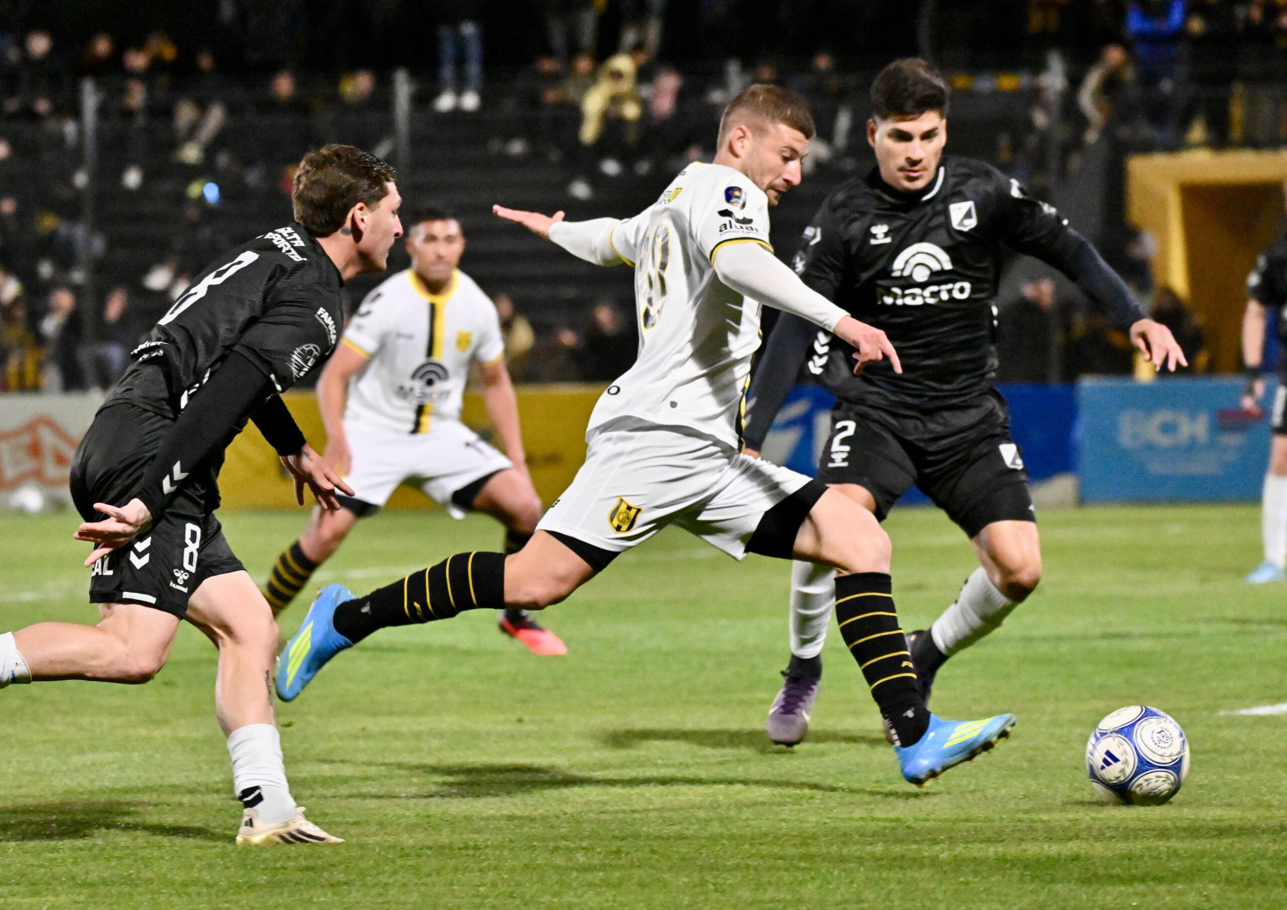 Central Norte resistió con diez en Puerto Madryn, empató 0-0 y alcanzó los 32 puntos. El Cuervo sigue fuera del descenso, pero con margen mínimo.