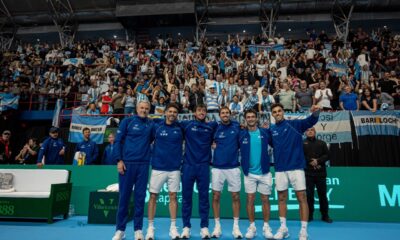 Selección Argentina celebra la victoria ante Turquía y la clasificación a los Qualifiers 2027 de Copa Davis.