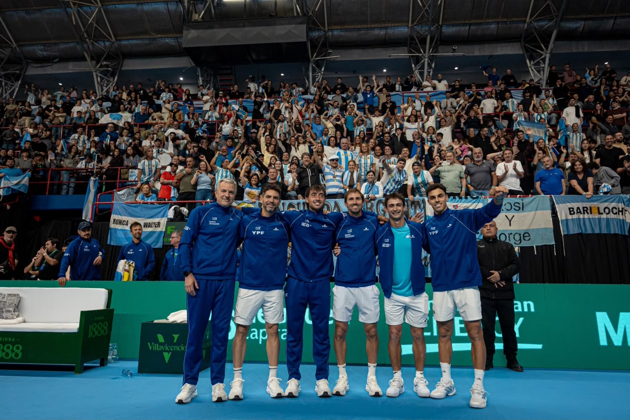 Selección Argentina celebra la victoria ante Turquía y la clasificación a los Qualifiers 2027 de Copa Davis.