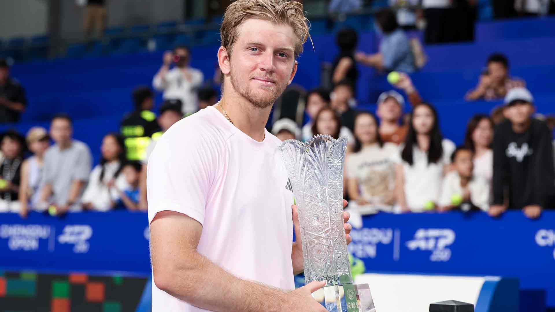 Alejandro Davidovich Fokina derrotó a Hubert Hurkacz en sets corridos y se quedó con el título en Chengdu.