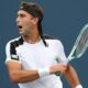 Etcheverry y Navone avanzaron en el US Open 2026 y se enfrentarán por un lugar en octavos. Alcaraz, Medvedev y Shelton también ganaron.