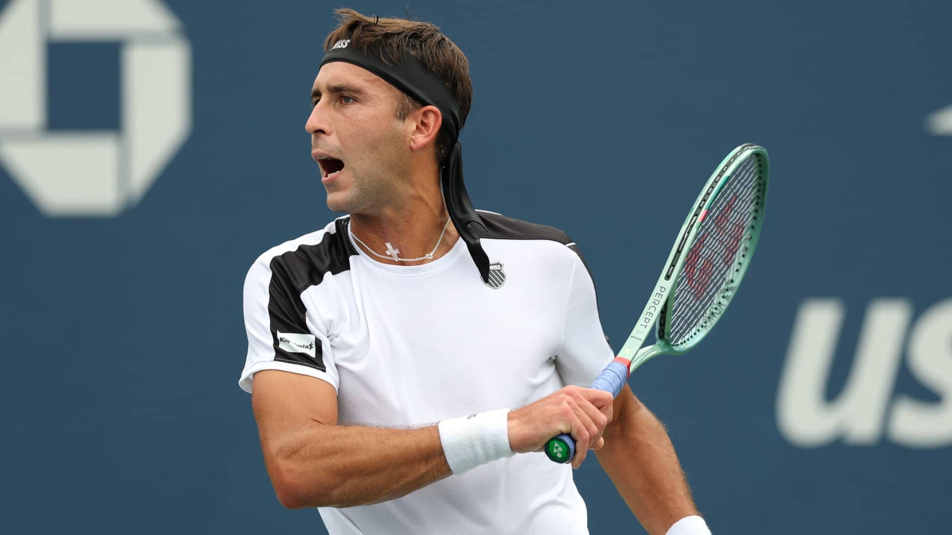 Etcheverry y Navone avanzaron en el US Open 2026 y se enfrentarán por un lugar en octavos. Alcaraz, Medvedev y Shelton también ganaron.