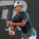 La segunda ronda masculina dejó las sorpresivas eliminaciones de Michael Antonius y Ziga Sesko. Luis Guto Miguel y Keaton Hance siguen firmes.