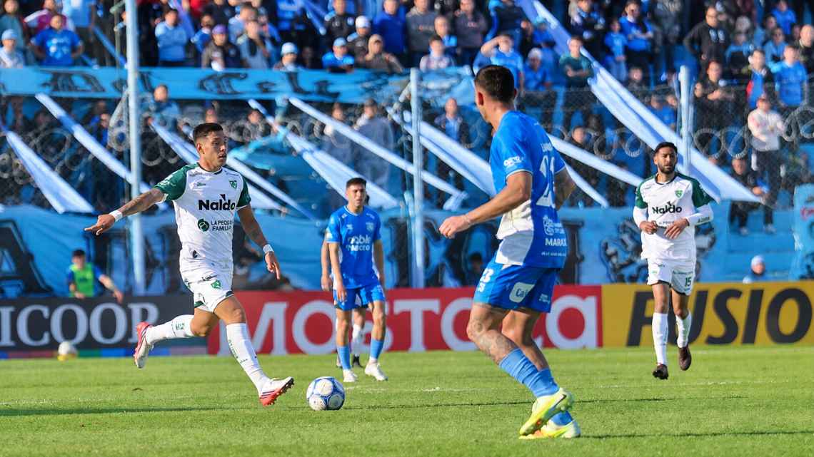 Sarmiento venció 2-0 a Estudiantes de Río Cuarto y quedó a un punto de Argentinos en el inicio de la Fecha 8 del Clausura 2026.