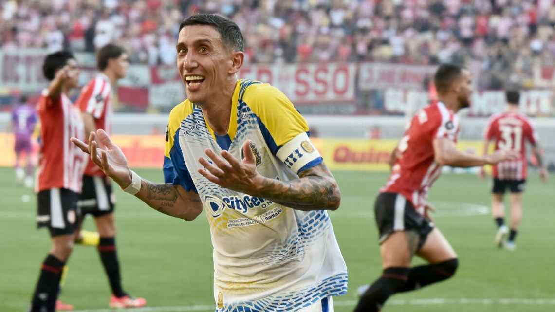 Con dos goles de Ángel Di María y otro de Julián Fernández, Rosario Central remontó ante Estudiantes, ganó 3-1 y levantó la Supercopa Internacional.