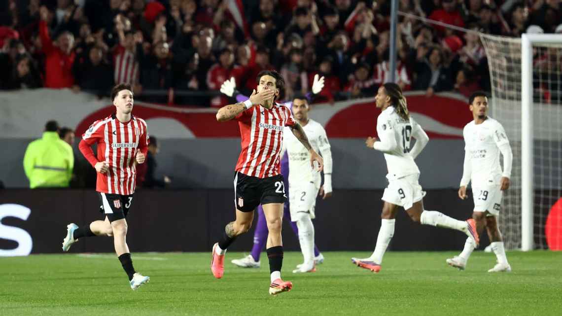 Estudiantes igualó con Corinthians y deberá definir la serie en Brasil, mientras Palmeiras sacó una mínima ventaja ante Liga de Quito.