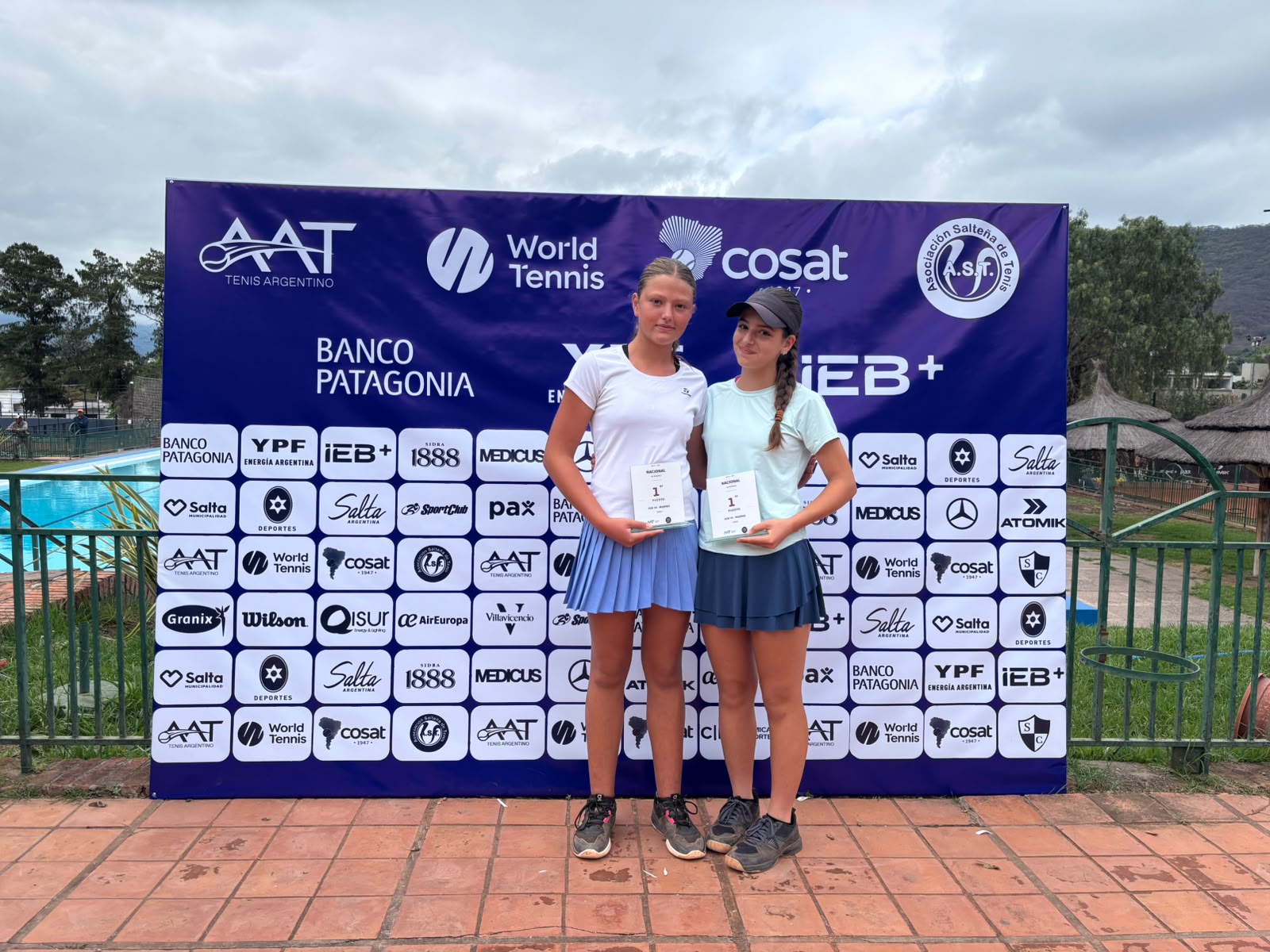 La salteña Inés Mardones, junto a Delfina Koch, se consagró campeona nacional de Dobles Sub 14 tras completar una campaña invicta en Salta.