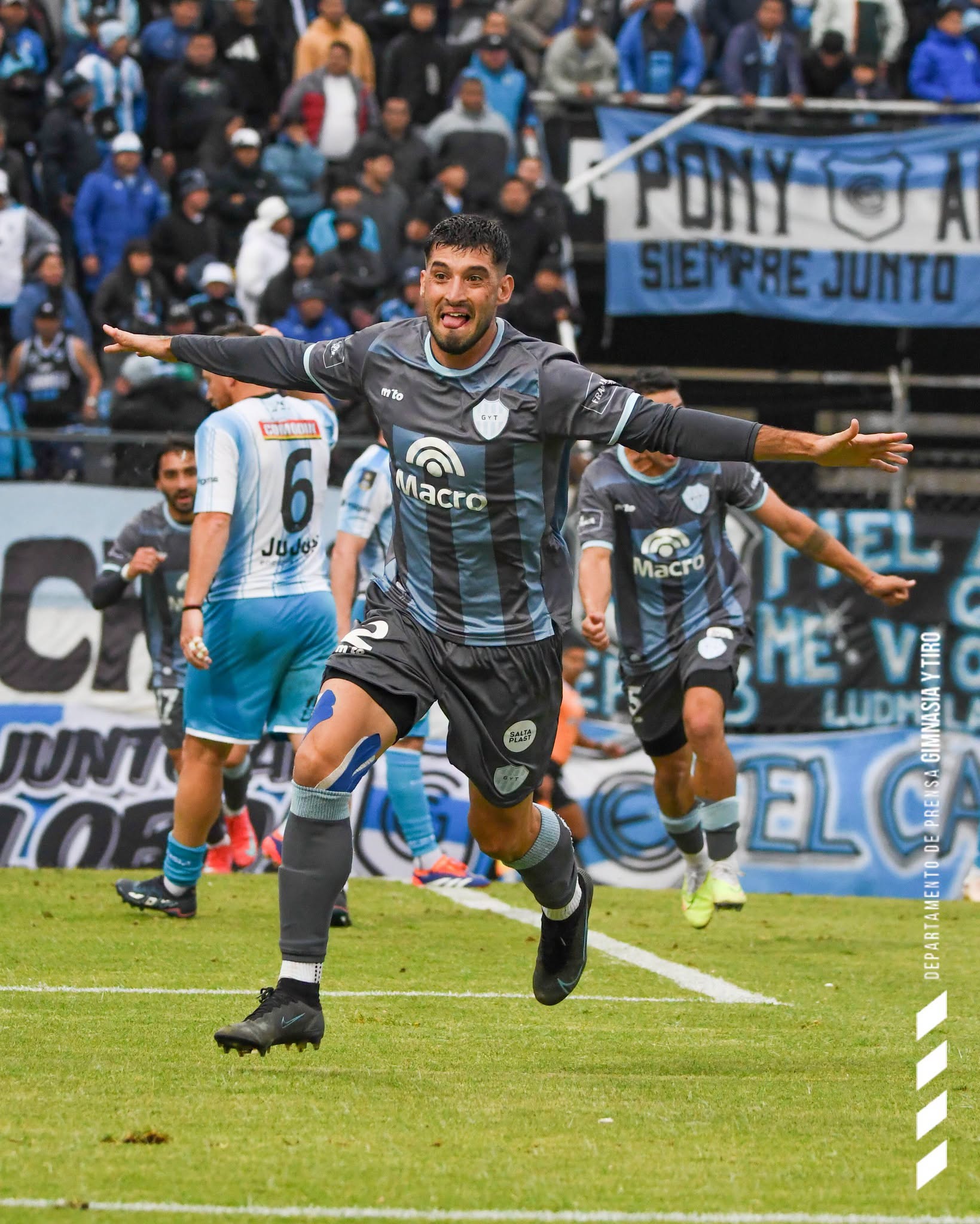 Gimnasia remontó un 0-2 en Jujuy y sumó un punto clave para mantenerse entre los ocho mejores de la Zona B.