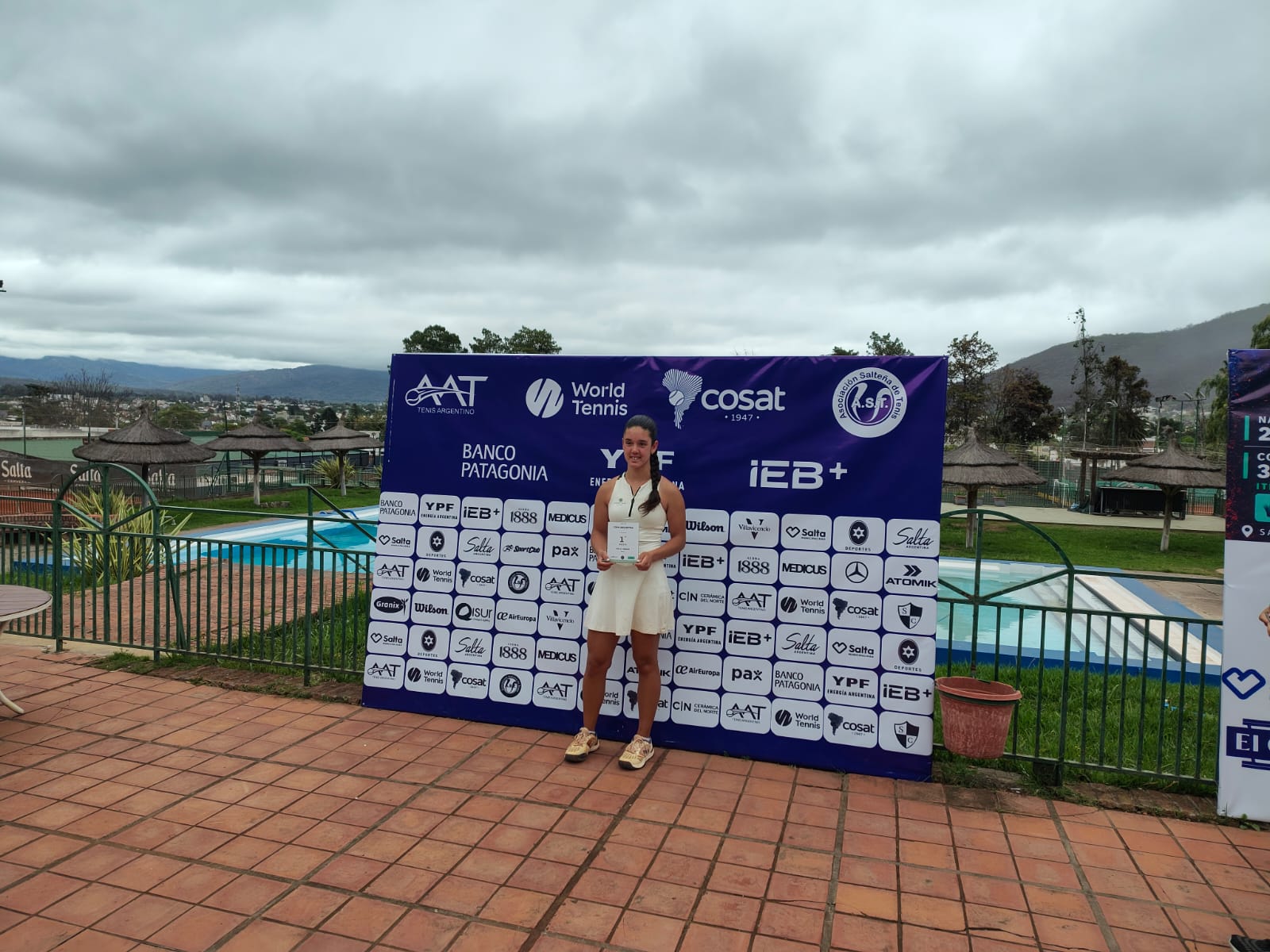 La brasileña María Eduarda Carbone dos Santos se consagró campeona del ITF J200 Salta 2026 tras vencer a Pavla Sviglerova. Su campaña incluyó una remontada de 1-5 en el tercer set de semifinales.