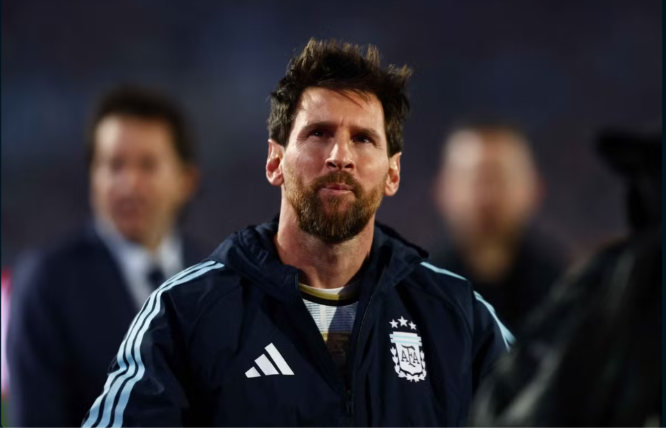 Lionel Messi se despidió de la Selección Argentina con un gol y dos asistencias en el 3-0 ante Benín. Lágrimas, homenajes y una noche histórica en el Monumental.
