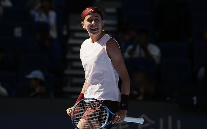 Bartunkova eliminó a Sabalenka y sacudió el WTA Pekín, mientras Osaka, Andreeva, Noskova y Muchova siguen en carrera.