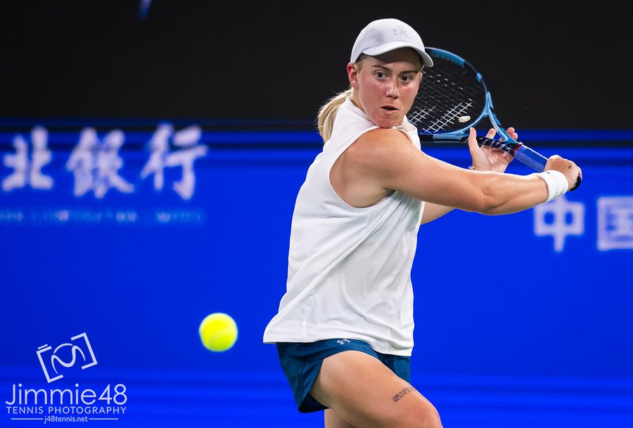 Swiatek, Svitolina y Ostapenko siguen adelante en el circuito WTA, mientras Kartal sorprende a Paolini y Shnaider elimina a Muchova