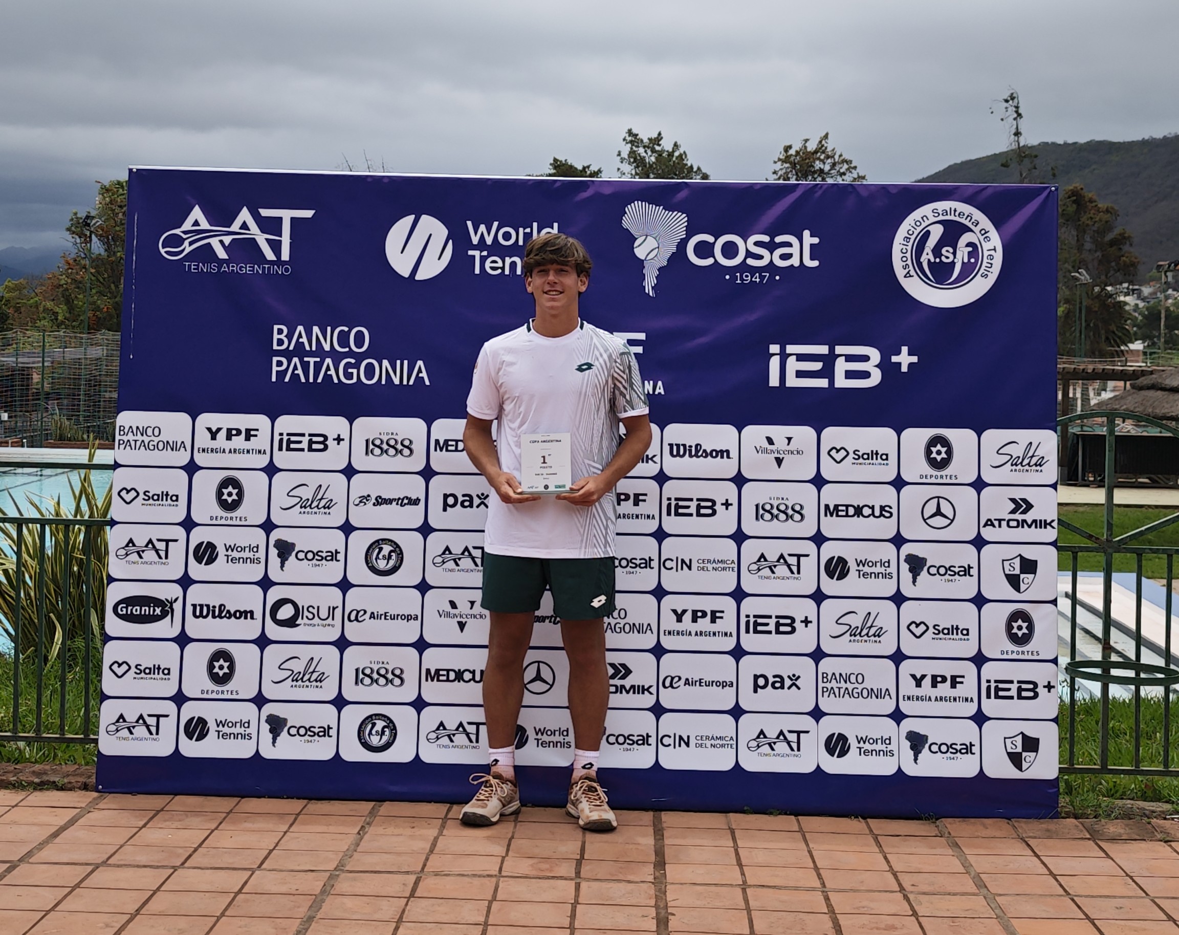 Alessandro Rubini García Belaunde, campeón de singles y dobles masculino del ITF J200 Salta 2026 en el Sporting Club Salta.