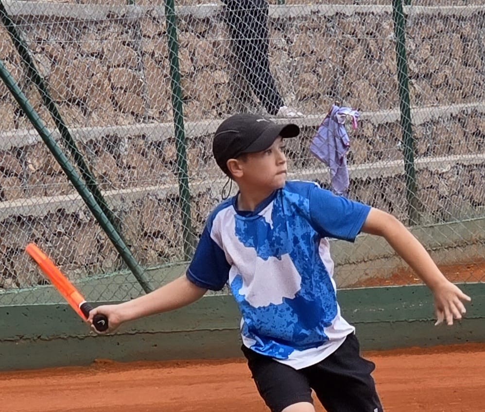 El salteño Manuel Deane ganó los títulos nacionales de singles y dobles Sub 10, cerrando un torneo perfecto en Salta.