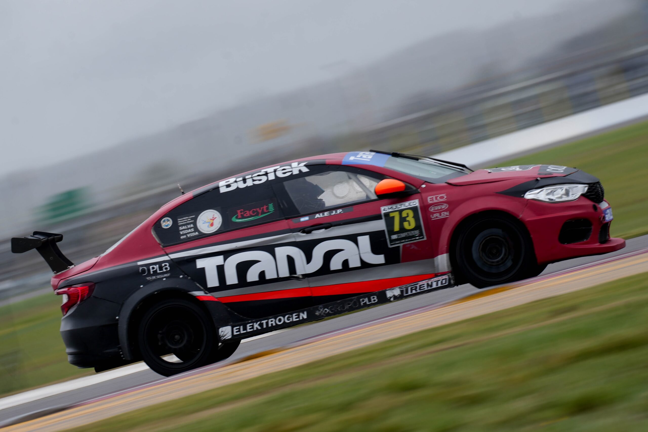 Juan Pablo Alé comenzó el playoff de la Fiat Competizione con una victoria en Toay. El salteño consiguió la pole position, alcanzó su noveno triunfo en la categoría y compartió el podio con su padre.