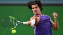 El Masters 1000 de Shanghái dejó una jornada de sorpresas: Zizou Bergs eliminó a Carlos Alcaraz, Stefanos Tsitsipas remontó ante Taylor Fritz y Medvedev, Ruud y Auger-Aliassime avanzaron a la siguiente ronda.