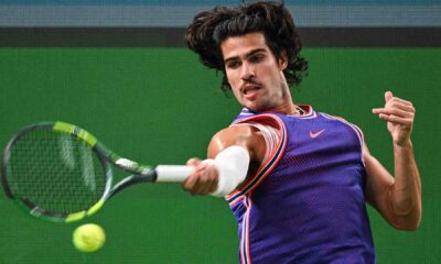 El Masters 1000 de Shanghái dejó una jornada de sorpresas: Zizou Bergs eliminó a Carlos Alcaraz, Stefanos Tsitsipas remontó ante Taylor Fritz y Medvedev, Ruud y Auger-Aliassime avanzaron a la siguiente ronda.