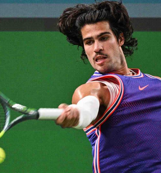 El Masters 1000 de Shanghái dejó una jornada de sorpresas: Zizou Bergs eliminó a Carlos Alcaraz, Stefanos Tsitsipas remontó ante Taylor Fritz y Medvedev, Ruud y Auger-Aliassime avanzaron a la siguiente ronda.