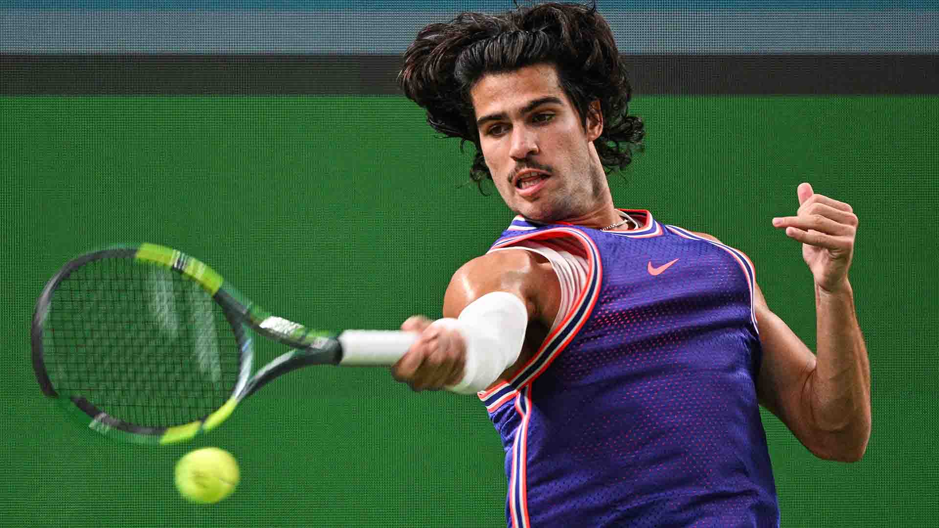 El Masters 1000 de Shanghái dejó una jornada de sorpresas: Zizou Bergs eliminó a Carlos Alcaraz, Stefanos Tsitsipas remontó ante Taylor Fritz y Medvedev, Ruud y Auger-Aliassime avanzaron a la siguiente ronda.