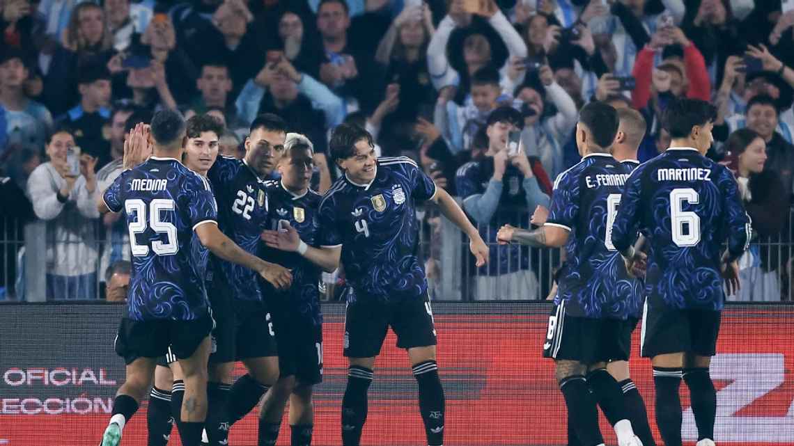Argentina goleó 7-0 a Burkina Faso en el Monumental, con tantos de Lautaro, Prestianni, Nico Paz, Julián, Mastantuono y Giuliano. Scaloni probó jóvenes antes del adiós de Messi.
