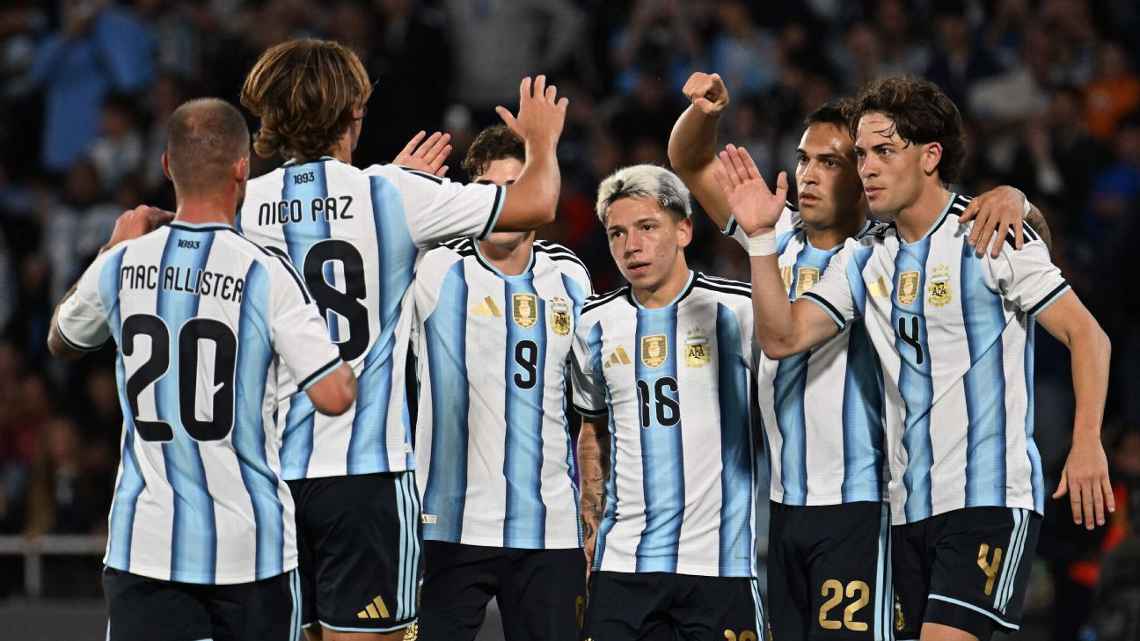 Argentina goleó a Bolivia en Córdoba y empezó a construir la era post Messi con jóvenes, liderazgo renovado y una actuación convincente.