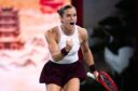Sakkari, Ostapenko y Shnaider avanzaron en una jornada del circuito WTA marcada por sorpresas, remontadas y partidos definidos en tres sets.